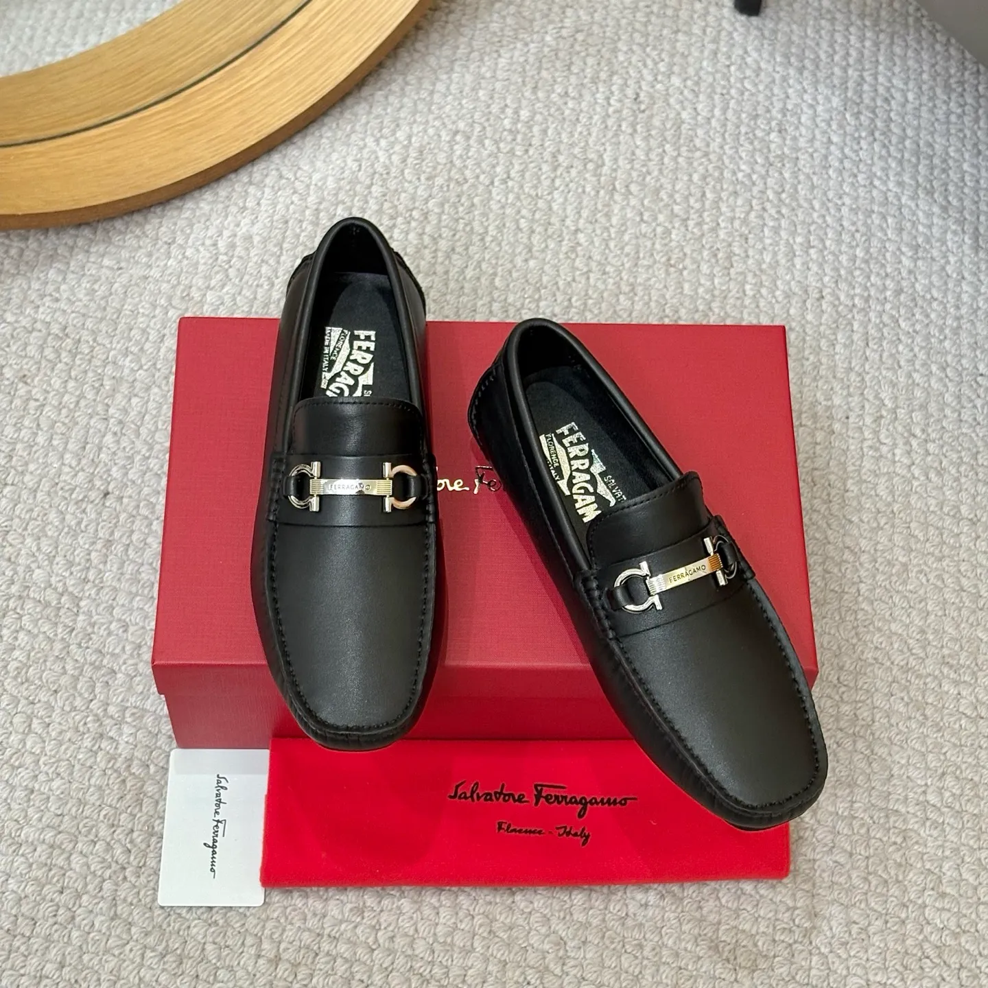 Men's men's shoes 💰420 (Yangli) Ferragamo 〰Ferragamo 2⃣️0⃣️2⃣️5️⃣ New series 👊🏻 Upper 🇮🇹 Italian imported calfskin, original outsole molding. Water-dyed sheepskin lining. The identity of every successful man is set off, and the upper and lower shoes are elegant and stable🚶🏻🚶🏻The high-end custom counter original replica is an eternal classic🔍️Number of codes: 38-46 with counter packaging